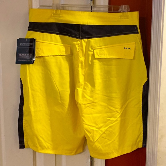 Huk size 34 men’s board shorts - Picture 3 of 3